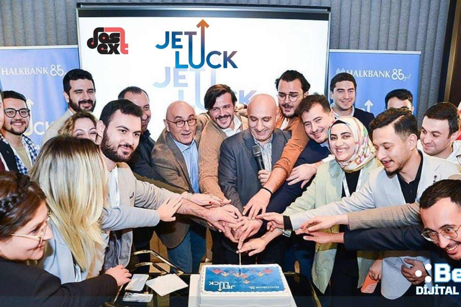adanalı girişimci Göncü Musa Zeytun, Halkbank Jet Luck finalinde Halkbank Genel Müdürü Osman Arslan ve diğer finalistlerle toplu fotoğrafta.