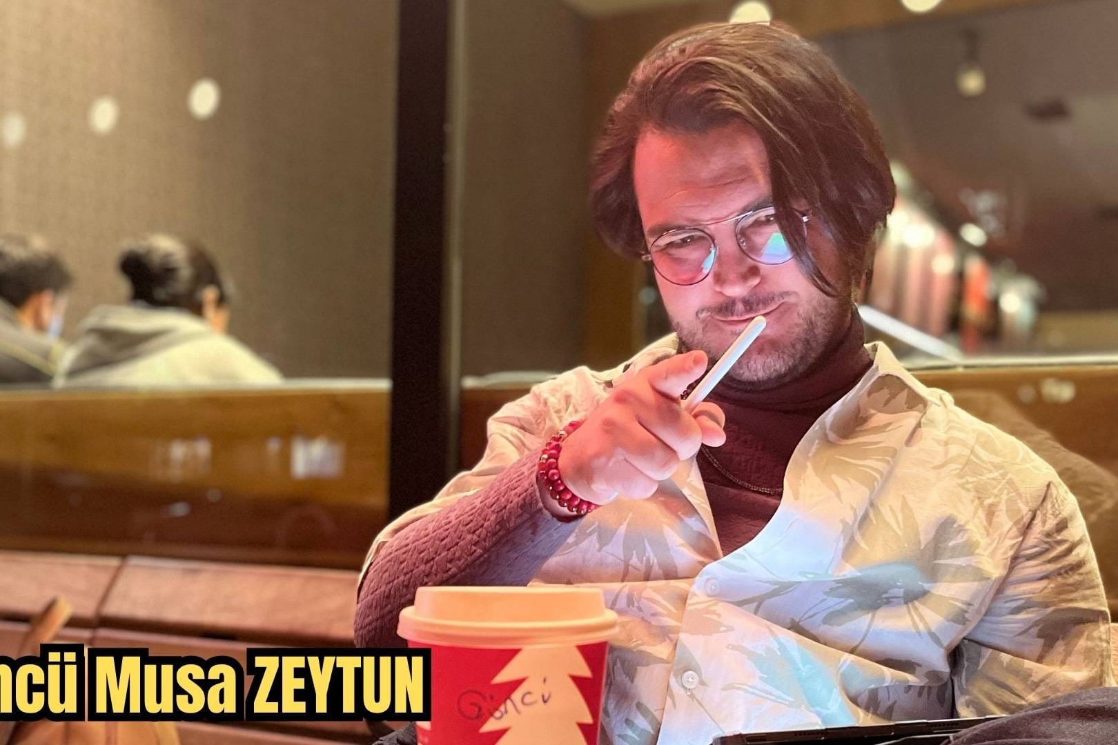 Göncü Musa Zeytun, girişimcilik konferansında konuşma yaparken, teknoloji projelerini anlatıyor.