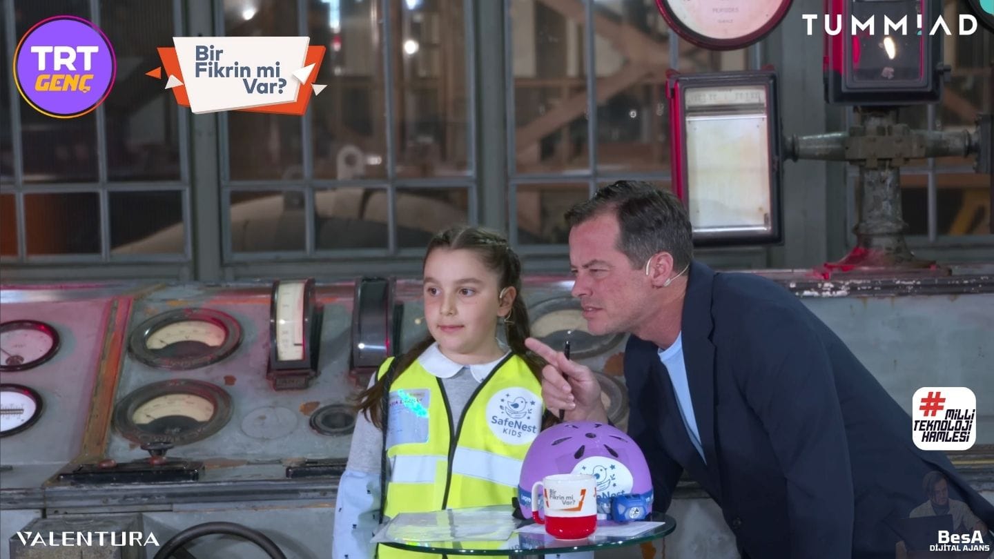 Küçük yaşta bir kız çocuğu girişimcilik sahnesinde sunum yaparken