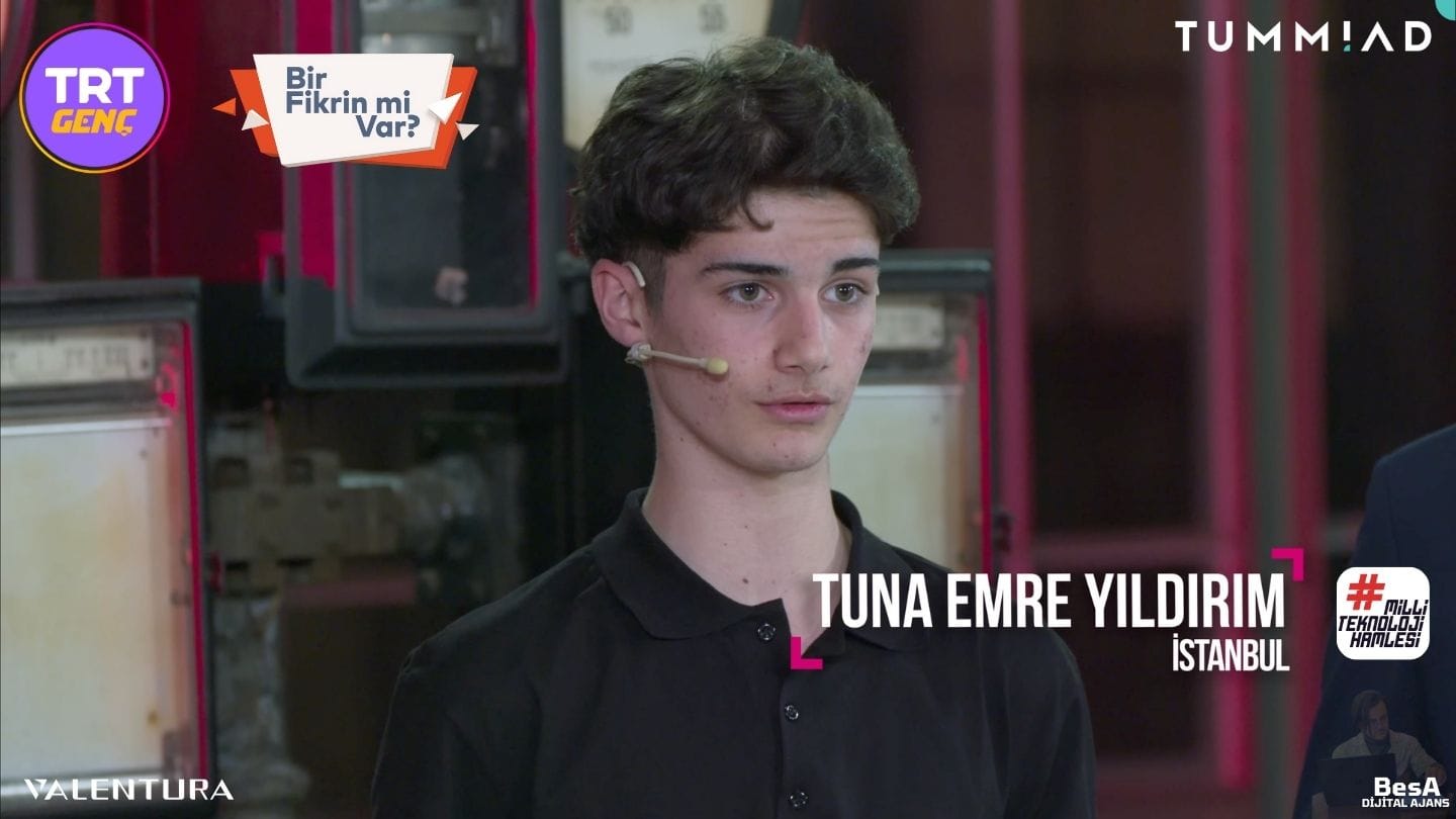 Genç girişimci Tuna Emre Yıldırım sahnede sunum yaparken